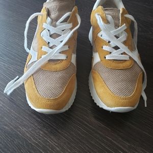 EUC Paul Green sneakers